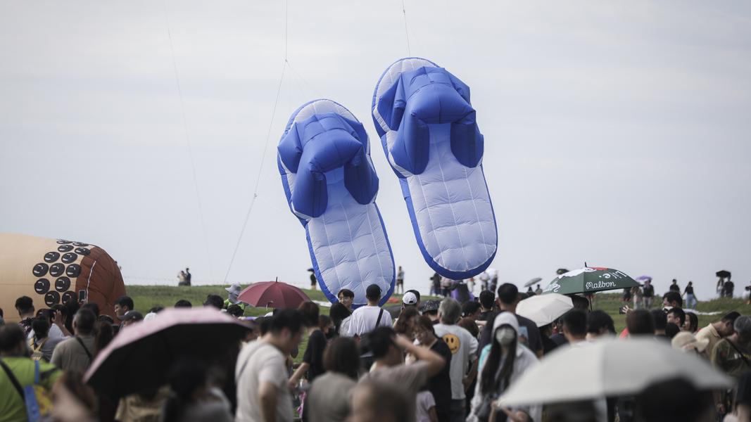 巨型藍白拖在天空輕飄搖擺,民眾大呼又台又可愛。圖∕新竹市政府