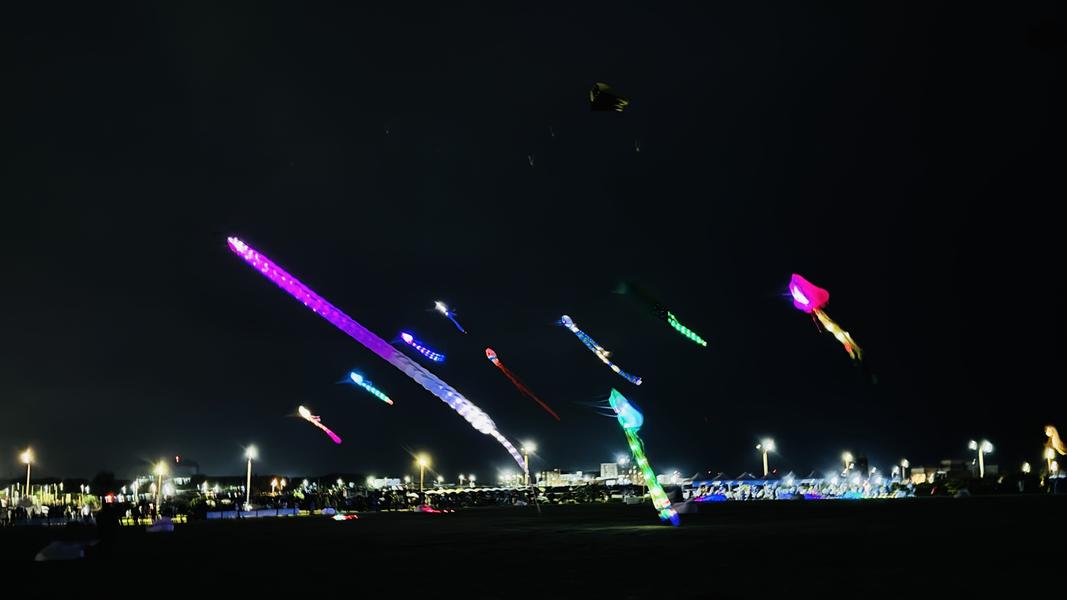 夜光風箏點亮新竹漁港夜空,營造浪漫氛圍。圖∕新竹市政府