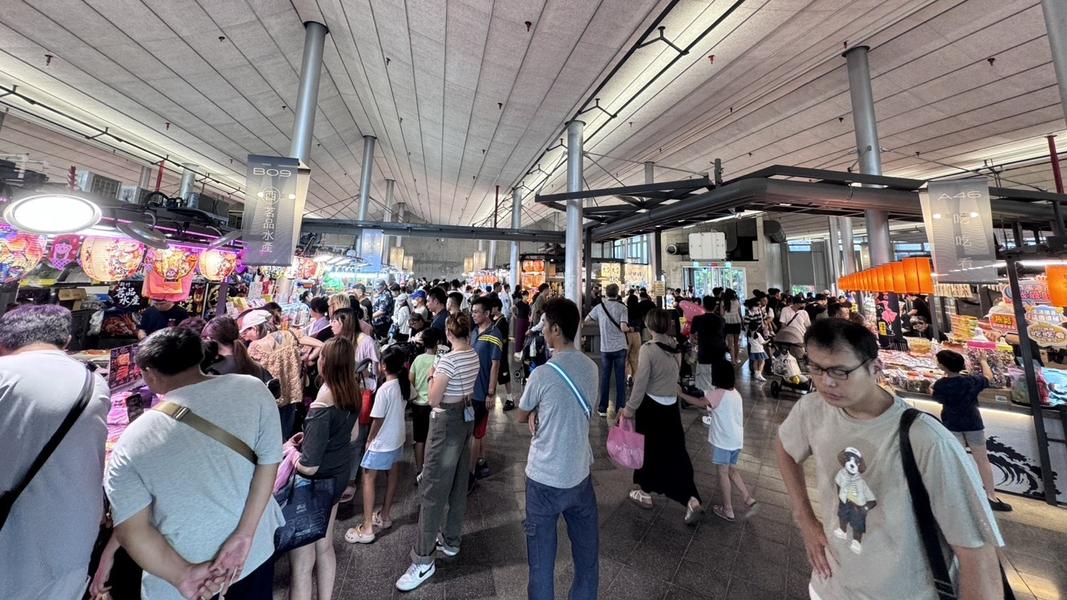 風箏節帶動大量人潮走進竹風漁市,採買、用餐買氣熱絡。圖∕新竹市政府