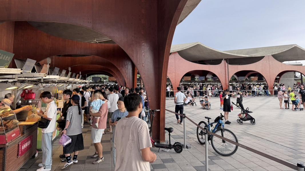 波光市集人潮不斷,風箏節有效帶動港區消費商機。圖∕新竹市政府