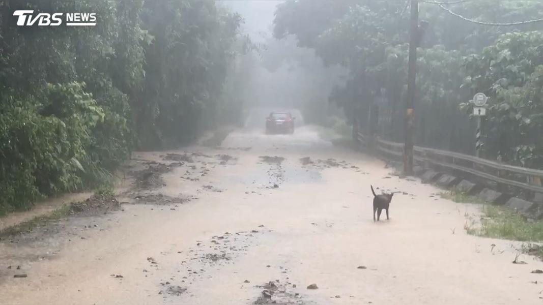 牡丹鄉同樣下起暴雨,199縣道上雨水夾帶泥土淹過路面,柏油路變成爛泥巴的石子路。(圖/TVBS)