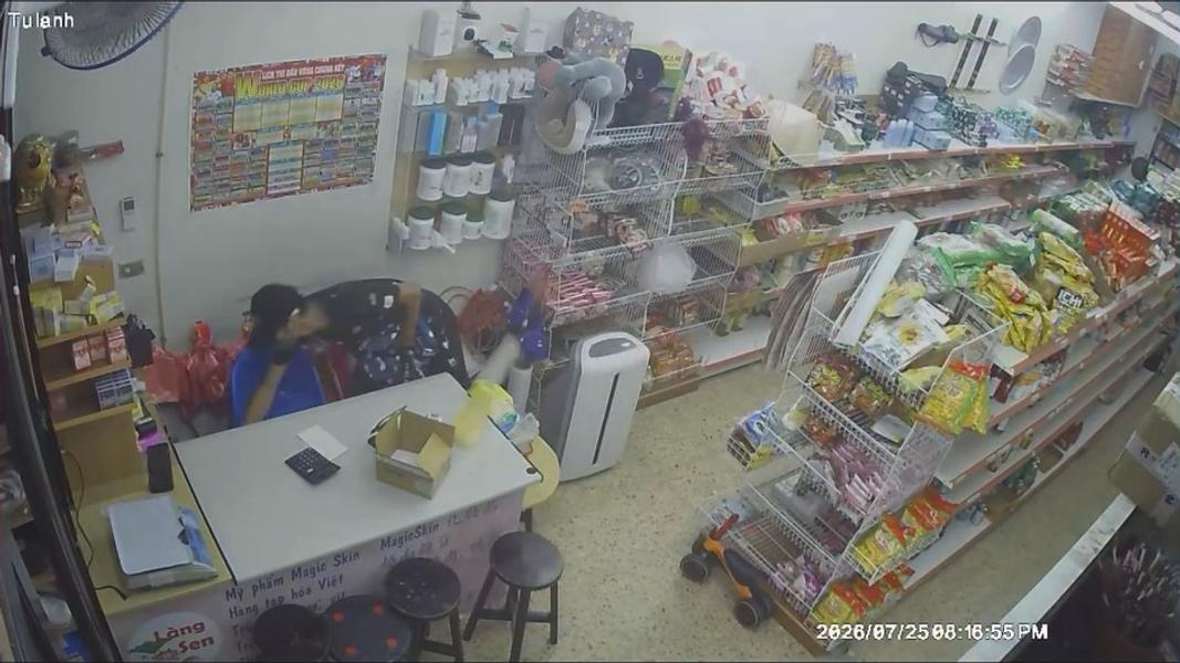 竊賊趁老闆不注意,從櫃檯撈走裝滿現金的錢包。(圖/店家提供)