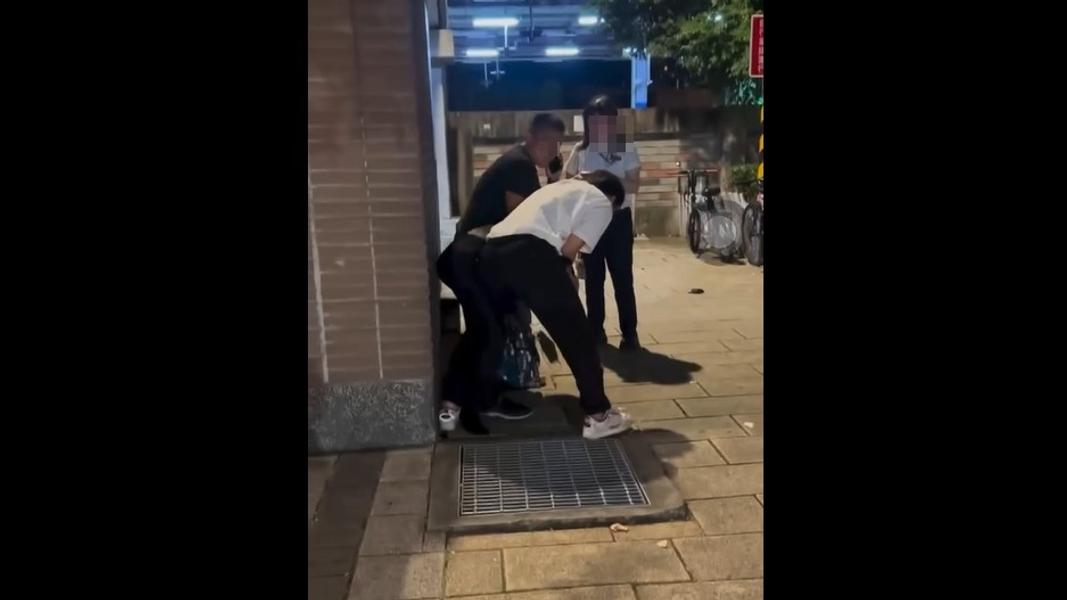 火車站務人員偕同遭竊老闆壓制竊賊。(圖/警方提供)
