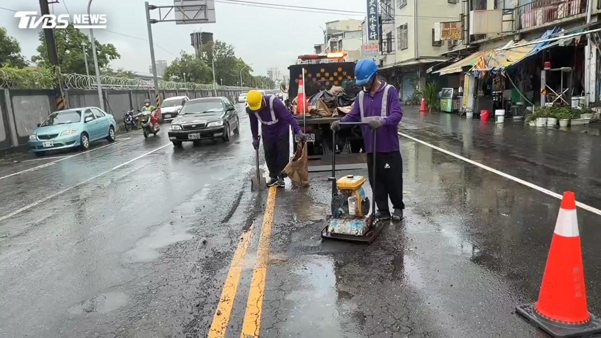 鳳山路成「障礙賽」 店家嘆天天補洞