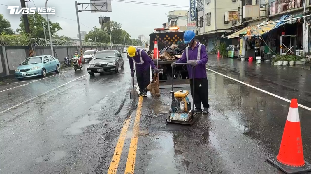 高雄鳳山路段天天補坑洞,店家嘆「1至2天修一次」雨一來又壞。(圖/TVBS)