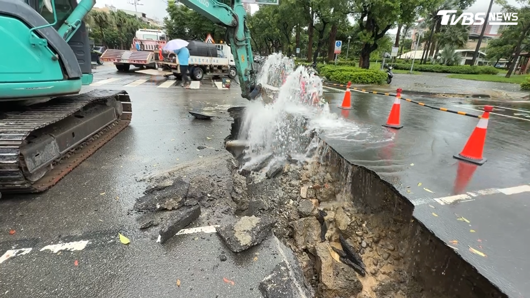 前鎮區民權二路與廣西路因大雨導致路面凹陷,工務單位到場開挖後竟挖出噴泉,才發現是自來水管破裂所致,後續已緊急搶修。(圖/TVBS)