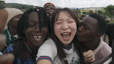 獨旅非洲出事!44萬正妹YTR遭多男包圍「強吻亂摸」嚇瘋:人生最糟