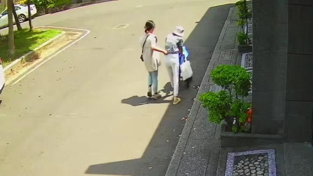家屬指控居服員讓母獨走。(圖/TVBS)