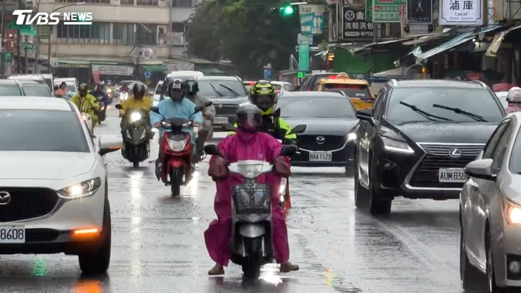 近期南部雨勢確實太大,有人形容領口灌水嚴重,而雨衣的防水係數與平常保養習慣有關。(圖/TVBS)