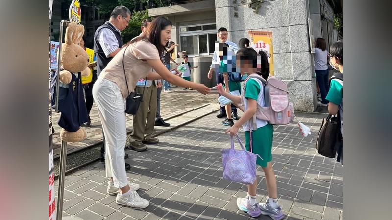 侯湘婷-侯湘婷近況-侯湘婷老公-侯湘婷去哪了-侯湘婷家長會長-秋天別來-南屯國小-南屯國小家長會長-玉女歌手-台中第四分局
