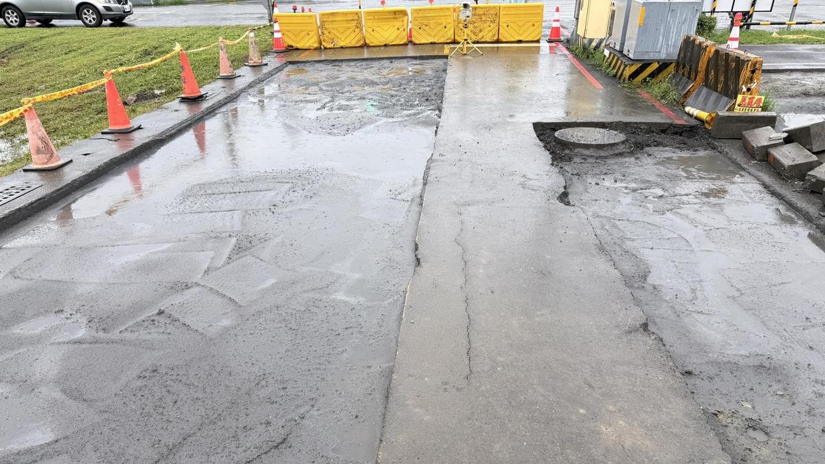 豪雨炸出天坑!高雄仁武路面下陷 市府急開挖灌漿回填