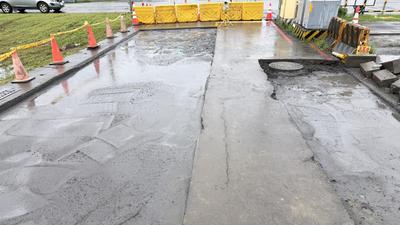 豪雨炸出天坑!高雄仁武路面下陷 市府急開挖灌漿回填
