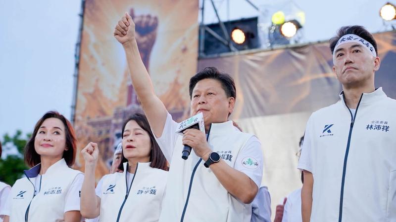 傅崐萁(右二)反擊「花蓮票用買的」一說。(圖/翻攝自傅崐萁臉書)