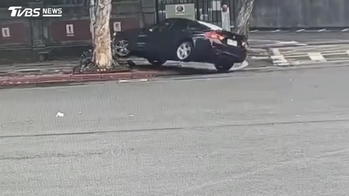 北市男開車撞路樹!酒測值高達0.91 滿身酒氣遭送辦