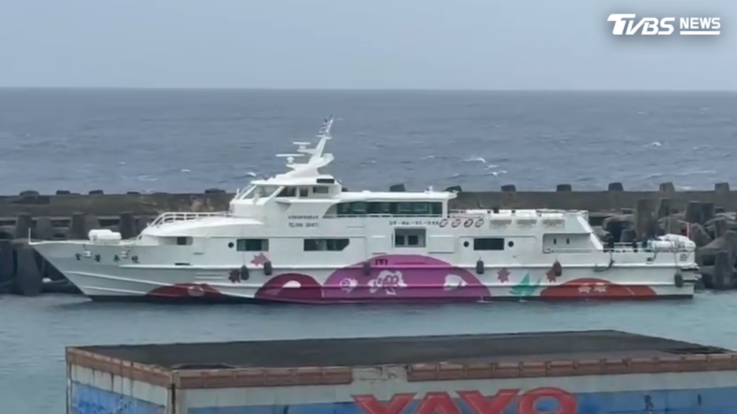西南氣流掀3米巨浪!蘭嶼交通船「撞消波塊擱淺」驚險脫困(圖/翻攝 threads@lanyu_havefun)