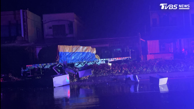 雨天打滑! 聯結車撞噴電箱釀全村停電 副駕妻噴飛重傷