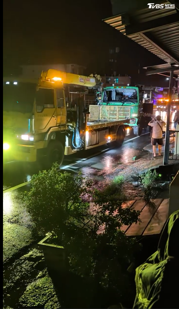 台電表示由於連日豪雨,導致人手不足無法即時搶修,將趕在9月1日中午前完成復電(圖/翻攝 threads@_Ji-Tian Mango)