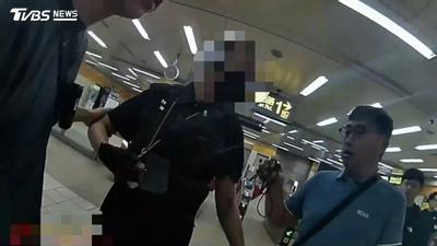 南勢角捷運站驚魂!男藏雙刀搭車引恐慌 他喊冤:我是保全教官