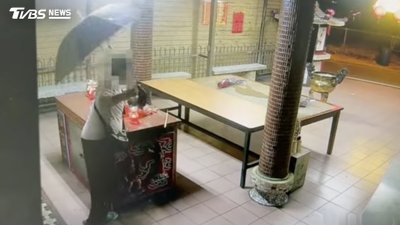倒香爐拔令旗!宜蘭雨傘怪客搗毀3宮廟 監視影像曝犯行