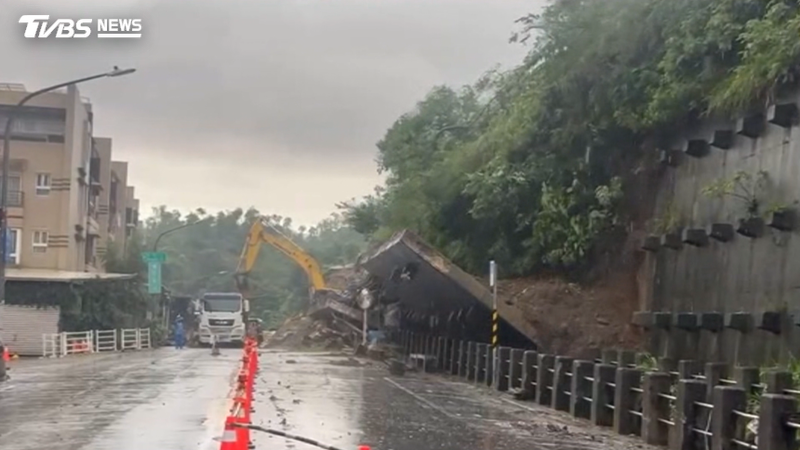 大雨下不停!高雄擋土牆第3塌 驚險瞬間曝光