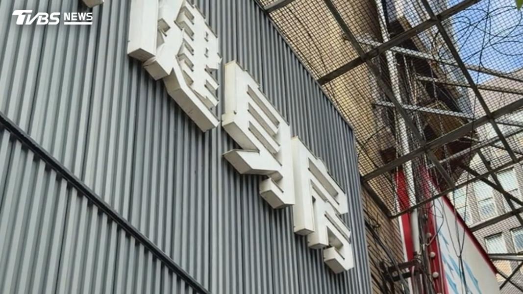 男會員走出淋浴間見員工拿手機錄影提告,健身房回應為了「收拾物品」錄影自保。(圖/TVBS)