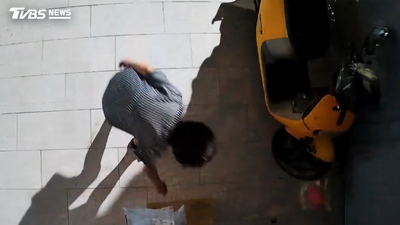 屋主不在! 婦起歹念偷包裹 觸動監視器警報 嚇壞落跑