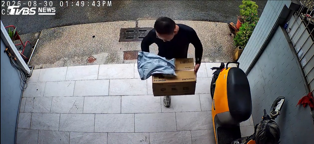 屋主黃先生當天畫面變動才發現快遞已送達,擔心晚上回家時東西會被搬走,因此特地開啟警報功能,才發現婦人進車庫企圖竊取包裹(圖/翻攝 threads@ybslike)