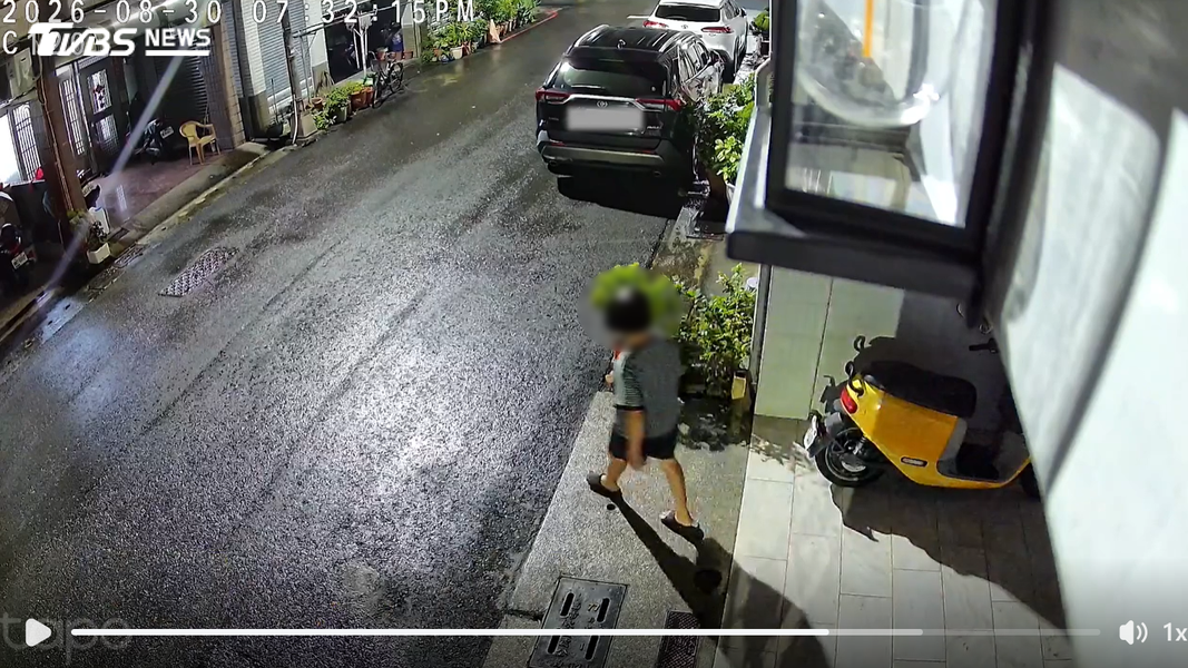 婦人觸發警示燈,嚇得趕緊放下包裹逃離現場(圖/翻攝 threads@ybslike)