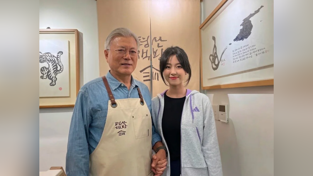 中國籍25歲女留學生文文與南韓前總統文在寅合照(圖/翻攝自韓聯社)