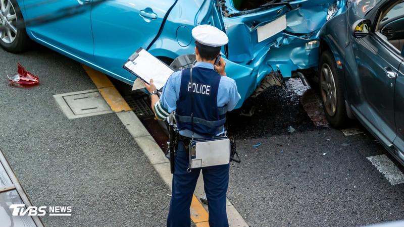33歲台男沖繩自駕嚴重車禍!右轉撞上直行車 日7旬翁重傷