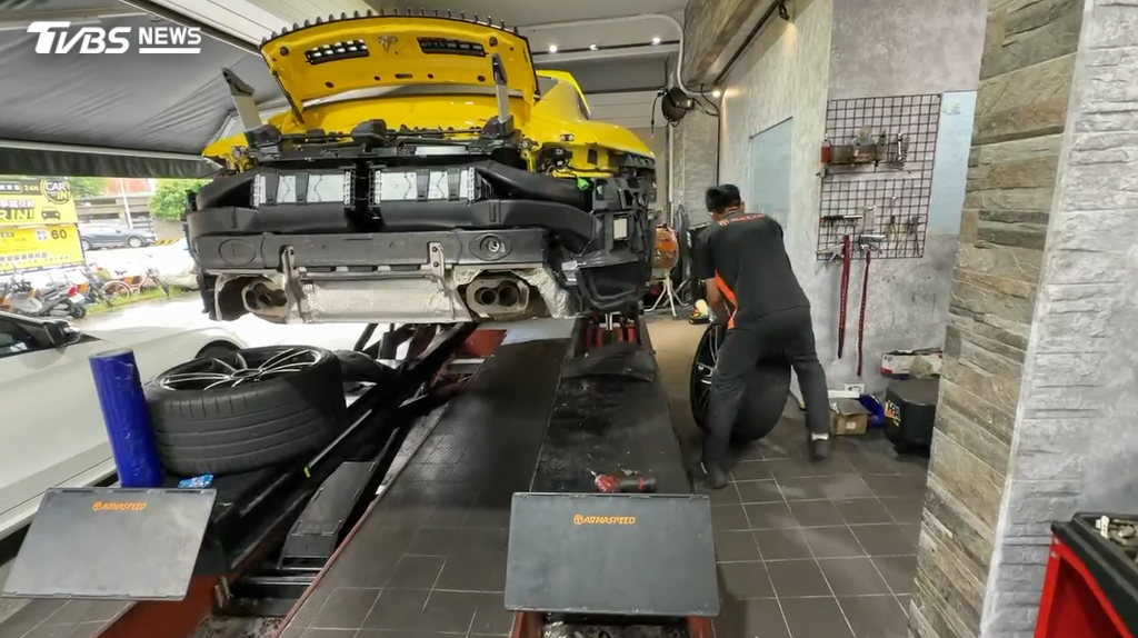 修車廠業者表示,馬路坑洞越來越多,修車行近一週時常接到車輛爆胎案件,數量明顯增加(圖/TVBS)