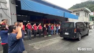 快訊/回家了!老母悲痛接勇消遺體返家 消防弟兄列隊敬禮「任務結束!」