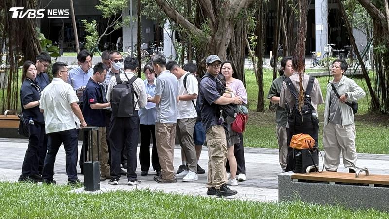 疑似沈伯洋幕僚團隊在選委會外與警方討論。(圖/黃芊昀攝)