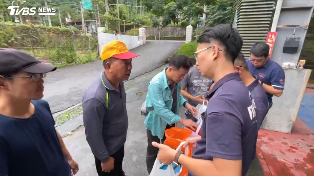 泛舟團誤判水情釀禍!消防員救援遭沖走身亡 許淑華:推人入險境。(圖/TVBS)