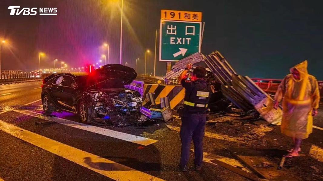 國道自撞沒事!駕駛走出車內,摔20米橋下亡。(圖/TVBS)