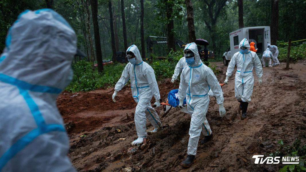 救援人員將遺體運往墓地。(圖/達志影像路透社)