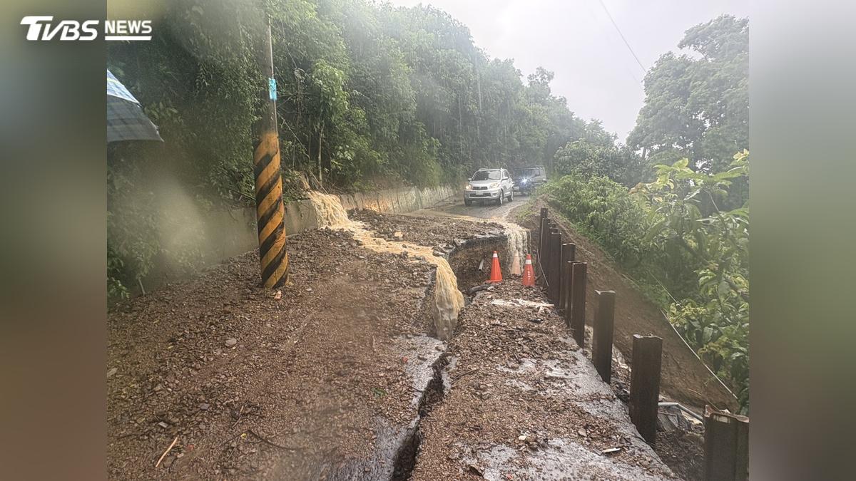 屏東暴雨肆虐! 部落道路遭泥流吞噬