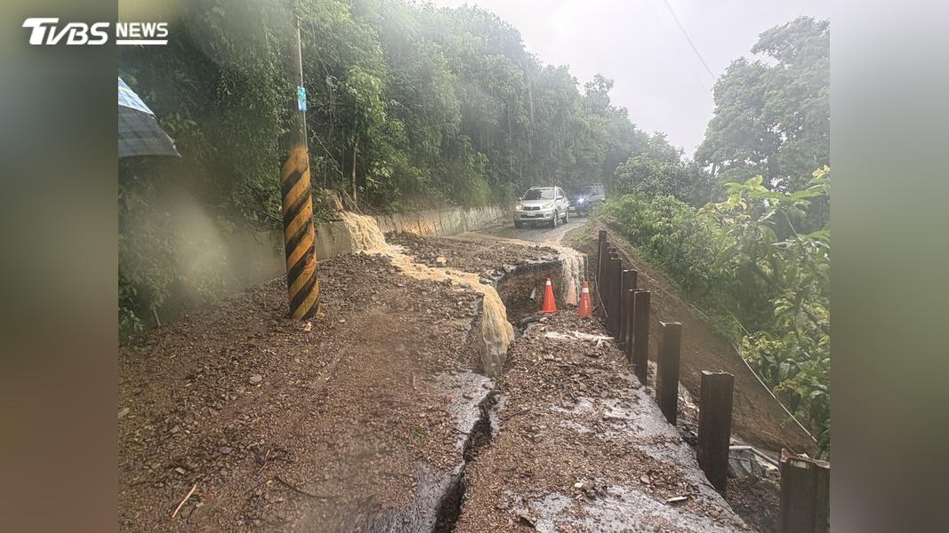 屏東豪雨重創山區,巨石擋路、地基掏空 3鄉逾300人連夜撤離。(圖/TVBS)