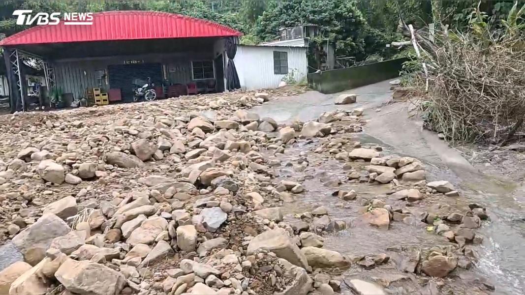 隨著大雨持續不停,部落前後段道路都無法通行,不是崩塌就是路樹倒塌。(圖/TVBS)