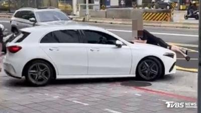 見駕駛毆警衛!勸阻遭甩巴掌又被撞 行人「趴引擎蓋」險摔