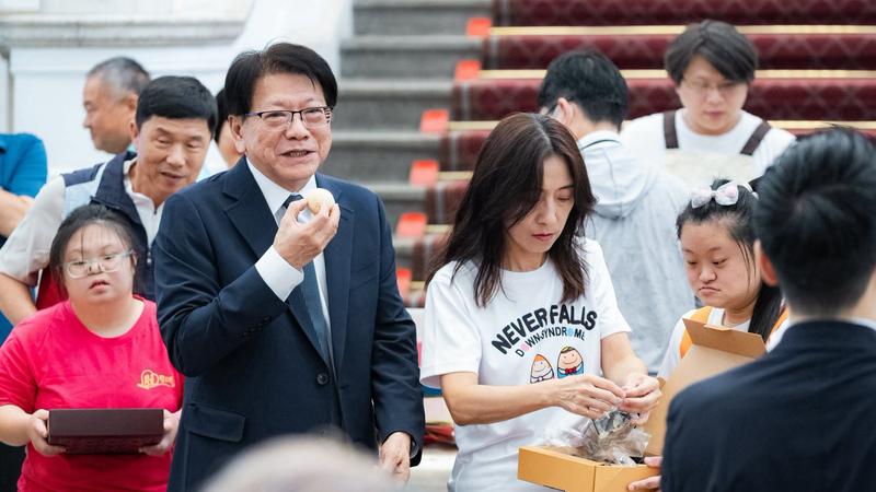 國民黨團總召傅崐萁才喊「總統府棄單藍黨團買單」,總統府秘書長潘孟安就在臉書發文反擊「禮盒已被買完」。(圖/翻攝自潘孟安臉書)
