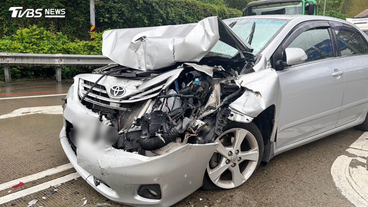 台九線蘇澳隧道事故!小轎車過彎猛撞壁 失控再衝停紅燈車
