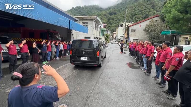 消防員山難殉職遺體返鄉!同袍列隊高喊「一路好走」場面催淚(圖/TVBS)