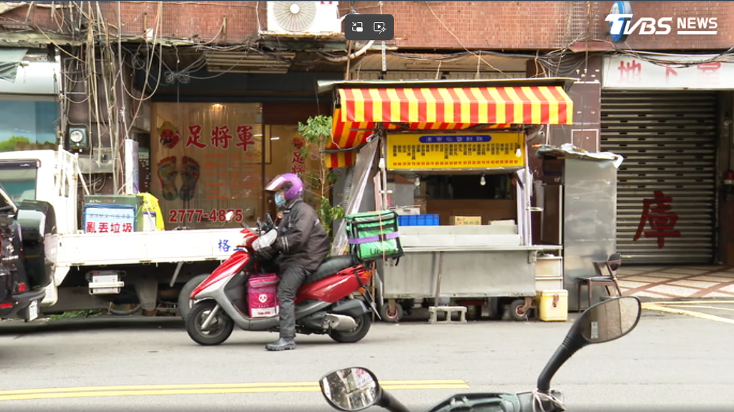 遼寧夜市4攤合法開,打烊攤留原地違規,佔車道遭檢舉。(圖/TVBS)