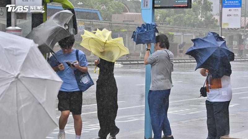 沙德爾颱風路徑罕見,明後兩天將再度給台灣帶來豪大雨。(圖/TVBS)