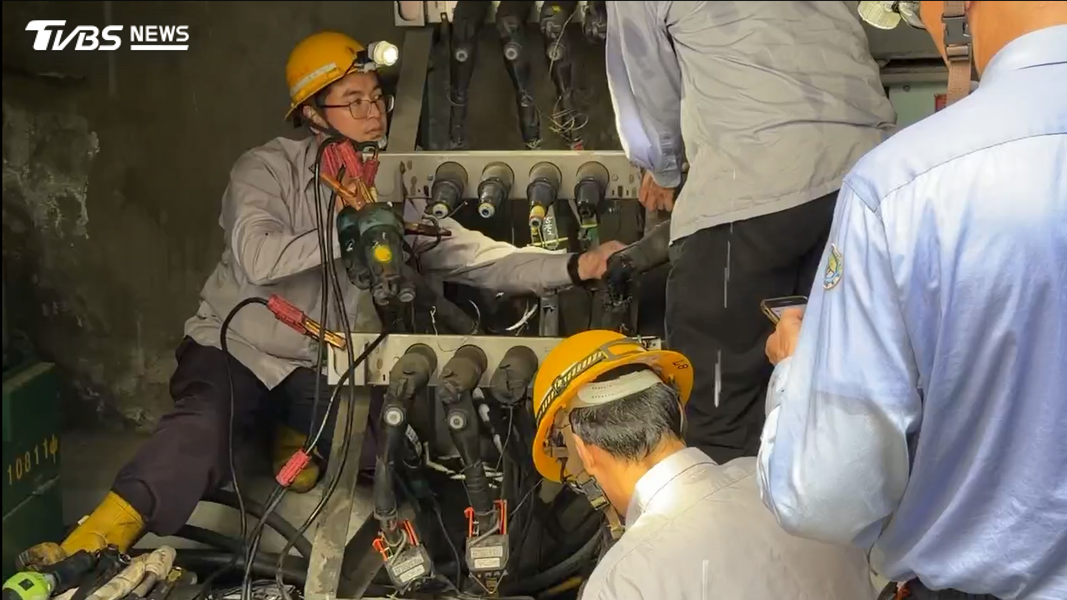 高雄8月暴雨1712毫米破紀錄,電器頻受潮,配電場爆炸2477戶停電。(圖/TVBS)