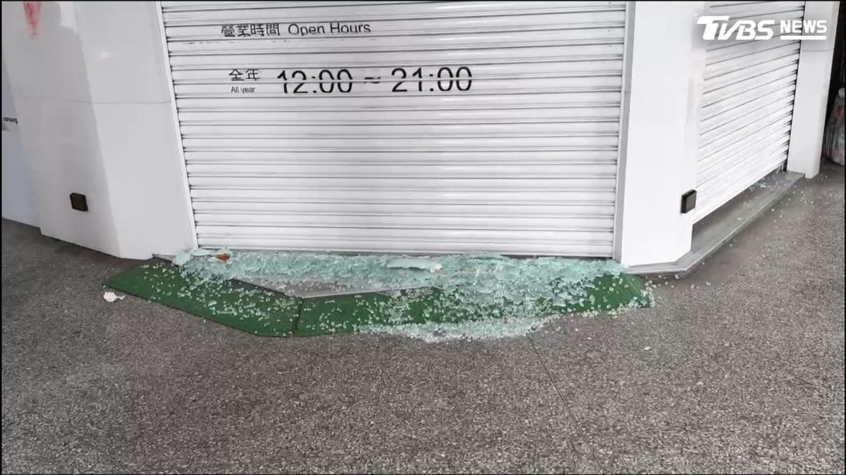 草屯電信門市遭砸店噴漆!男持鐵鎚洩憤 疑「合約糾紛」惹禍