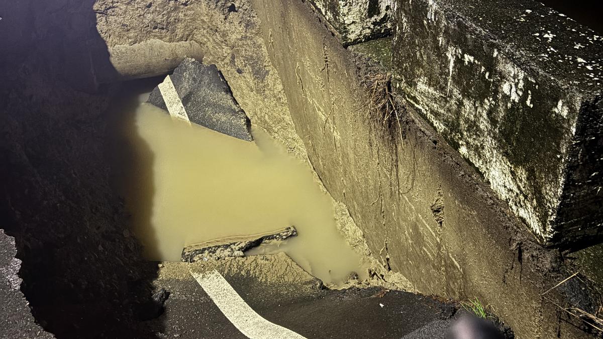 雨炸全台!高雄出現「4.5米天坑」轎車陷入爆胎!雨彈狂炸到週末