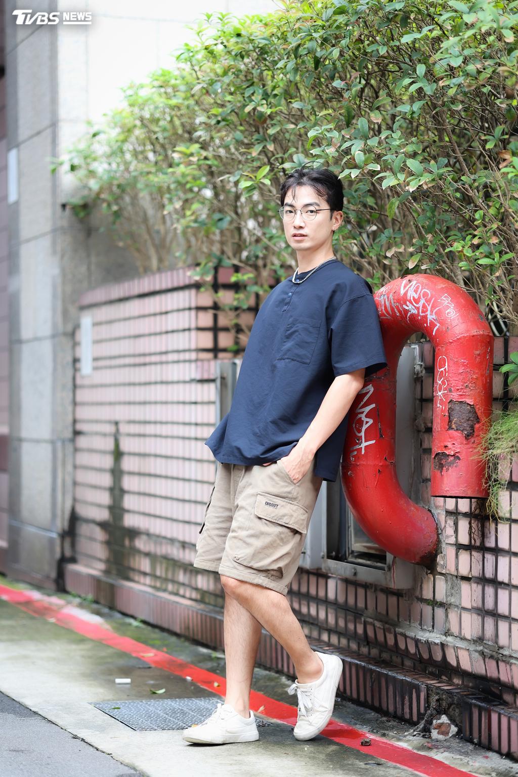 言嘉佑開始拍GV。（圖／張哲鳴攝）