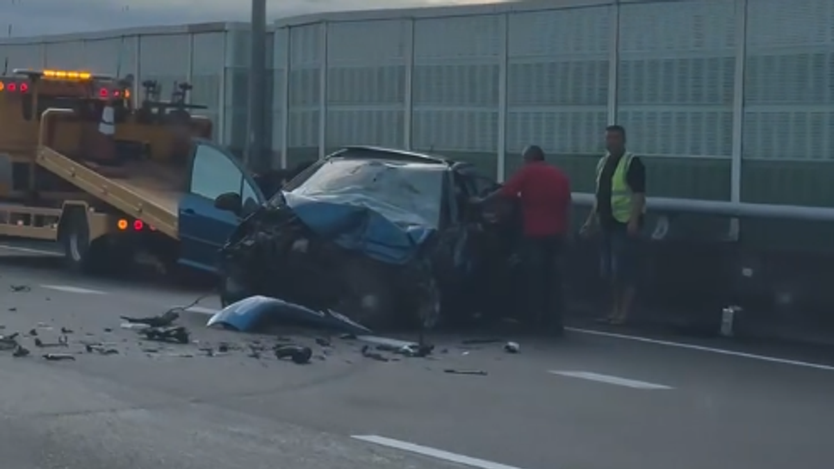國1汐止楊梅高架追撞車禍!撞爛車殼散落滿地占外線 一度回堵